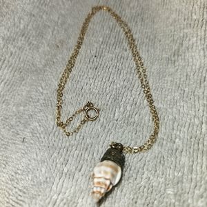 14K CHAIN HOLDS A PRECIOUS SEA SHELL CUT STONE. ITALY. DELICATE. VINTAGE.  📸